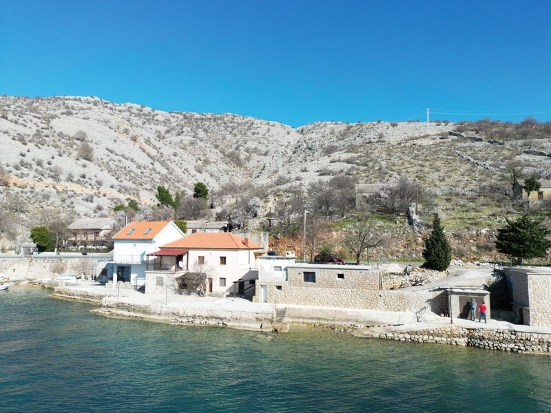 Immobilien Kroatien, Haus direkt am Meer, Küstenansicht mit Häusern in Karlobag