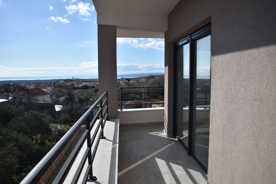 Blick vom Balkon der Villa auf der Insel Krk mit Meerblick und umgebenden Bäumen.