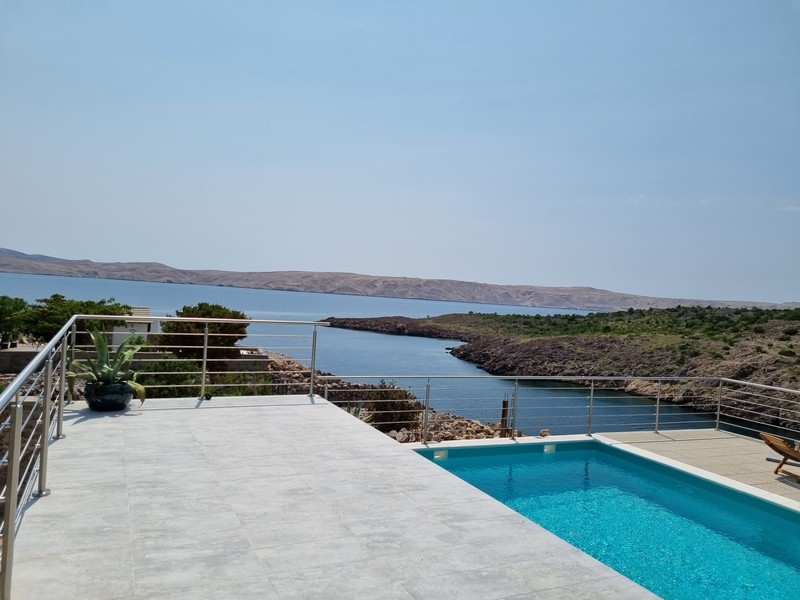 Terrassenblick eines Mehrfamilienhauses zum Verkauf in Karlobag, Kroatien, mit klarem Blick auf das Meer und die felsige Landschaft