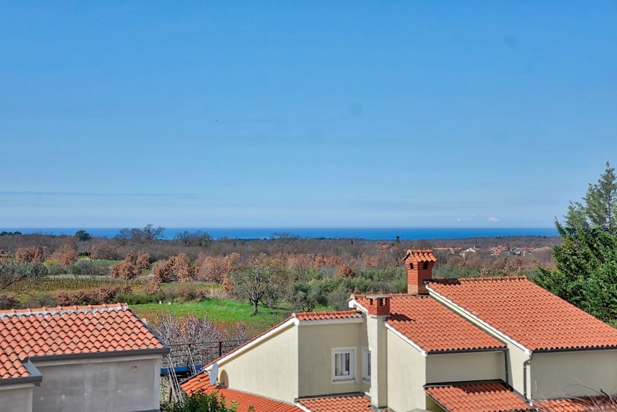 Blick auf das Meer und umliegende Dächer von der oberen Terrasse der neuen Doppelhaushälfte in Istrien