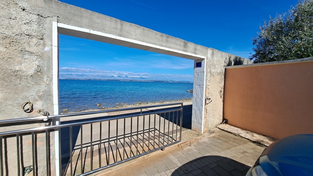 Einblick auf das azurblaue Meer von einer Terrasse aus, Immobilie am Meer in Kroatien