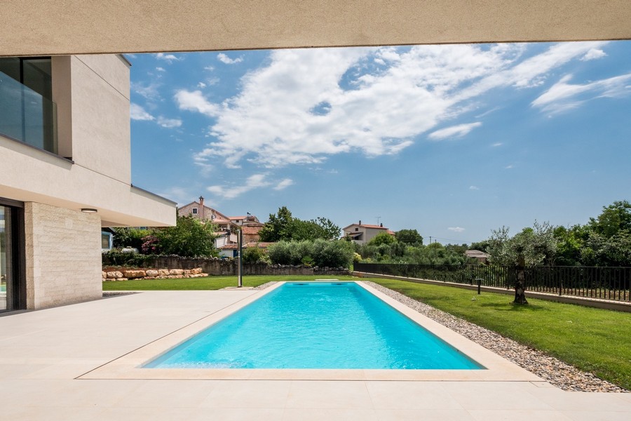 Terrasse der Immobilie in Istrien mit Glasgeländer und Aussicht