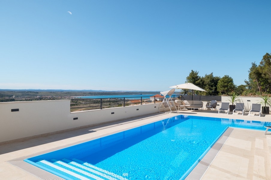 Villa zum Verkauf in Razanac, Zadar, Kroatien - Poolbereich mit Meerblick