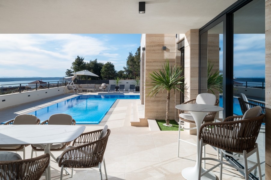 Villa zum Verkauf in Razanac, Zadar, Kroatien - Überdachte Terrasse mit Meerblick