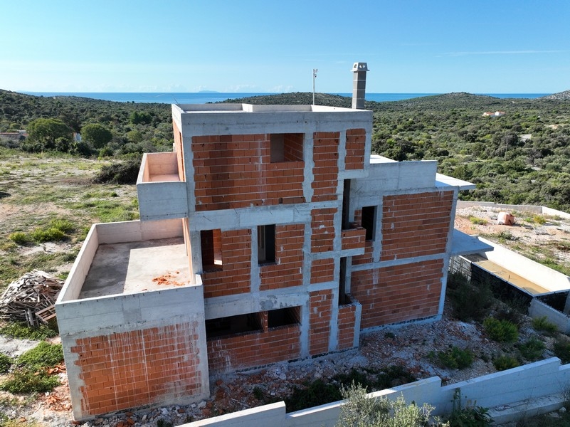 Vorderansicht einer modernen Villa mit Meerblick in Kroatien, Poolbereich bei Dämmerung