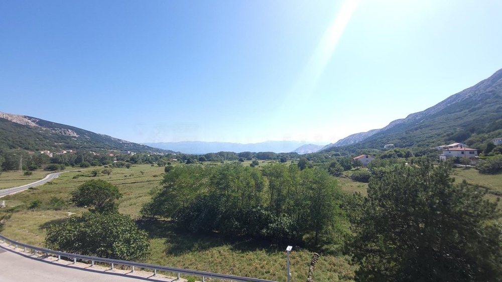 Apartmenthaus mit Pool in Baska, Insel Krk, Blick über das Tal bis zum Meer