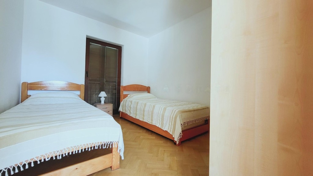 Schlafzimmer mit zwei Betten und Parkettboden