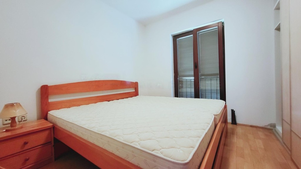 Schlafzimmer mit Doppelbett und Balkontür