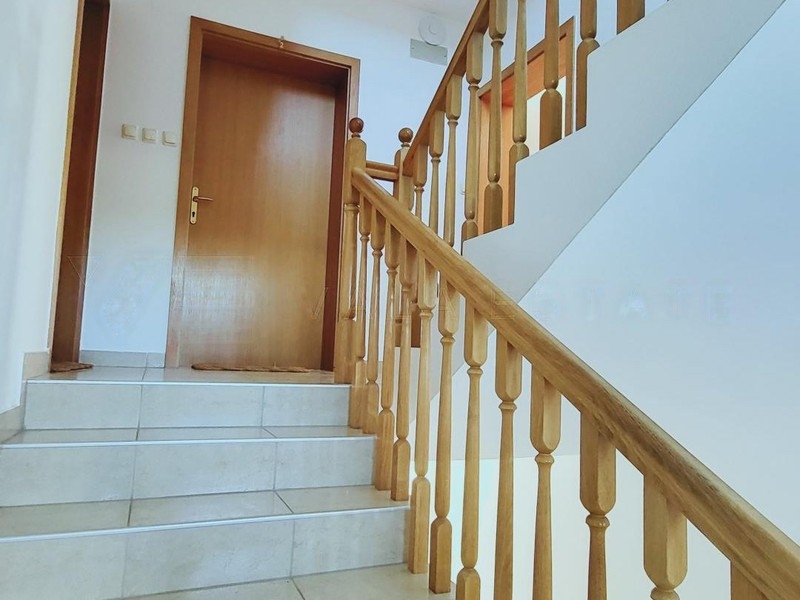 Treppenhaus mit Holzgeländer
