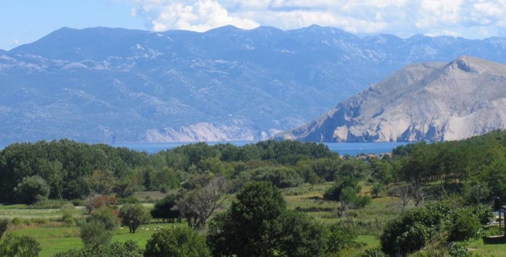 Blick über die Bucht von Baska und die Berge
