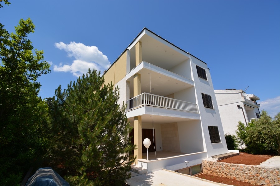 Immobilien Kroatien - Villa in der 1. Reihe zum Meer auf der Insel Krk zum Verkauf.