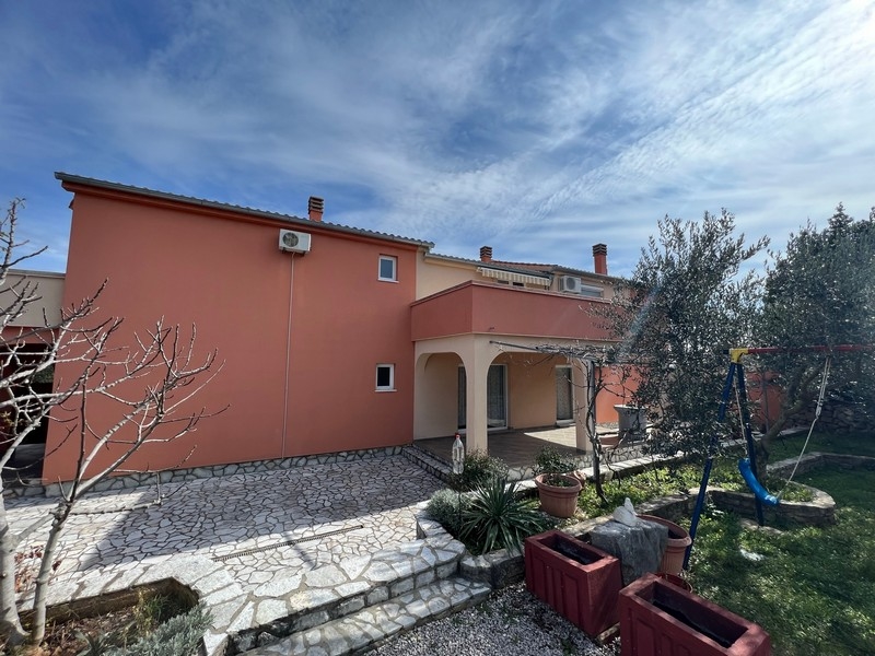 Immobilien Kroatien, Stadt Krk, Insel Krk Mehrparteienhaus kaufen, Seitenansicht des Hauses mit Veranda und Gartenbereich