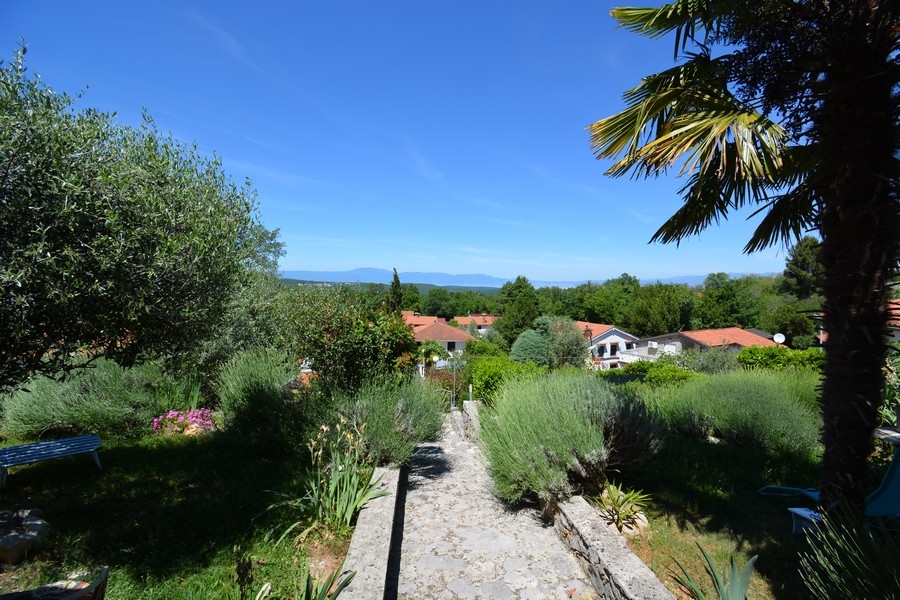 Gartenweg umsäumt von Vegetation, der zu Häusern in Dobrinj auf der Insel Krk führt - Immobilien Kroatien, Dobrinj, Insel Krk Haus kaufen