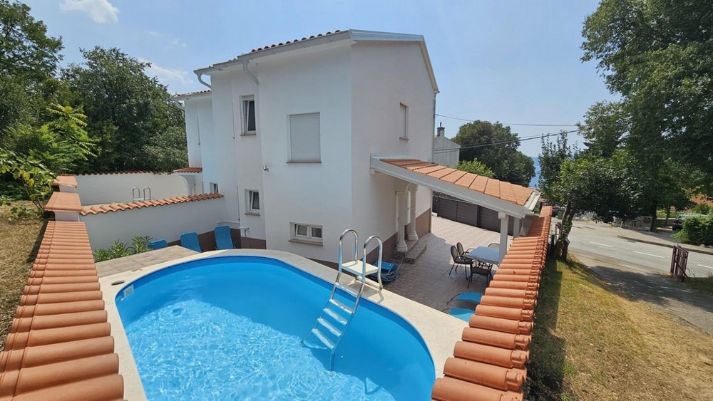 Terrasse mit Meerblick und Esstisch in einer renovierten Doppelhaushälfte in Dramalj, Region Crikvenica