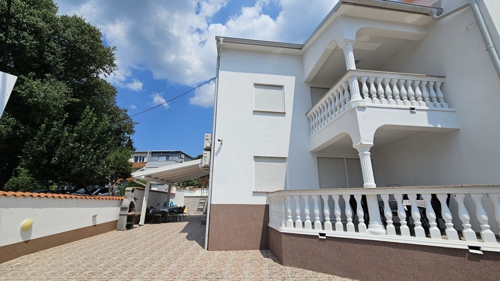 Terrasse mit weißem Möbelset und Meerblick in einer renovierten Doppelhaushälfte in Dramalj, Region Crikvenica