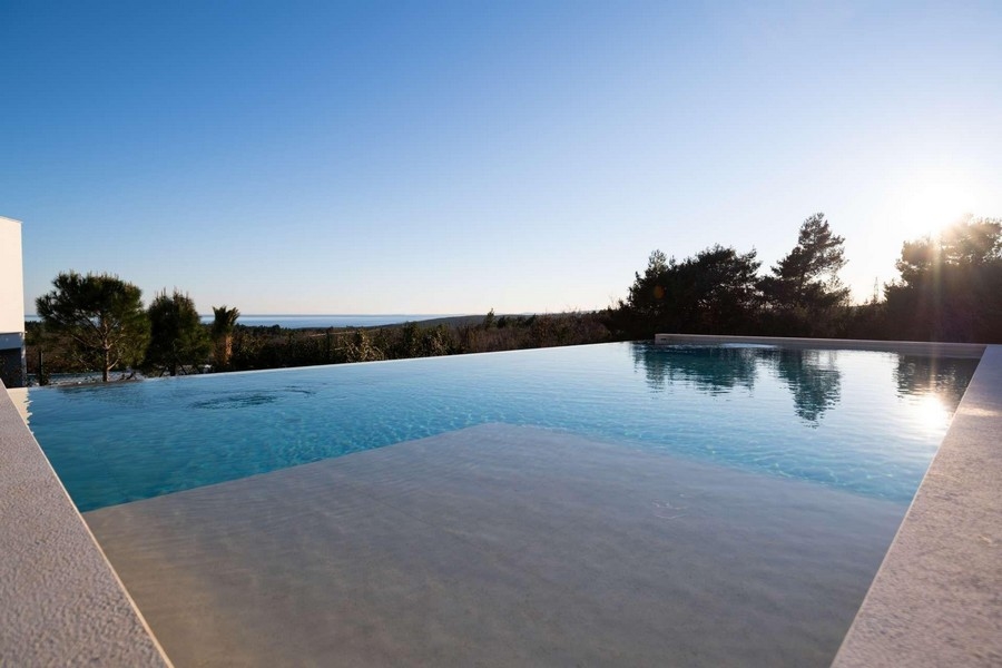 Exklusive Villa mit Pool und Meerblick in Labin, Istrien – Infinity-Pool mit Blick auf die Natur