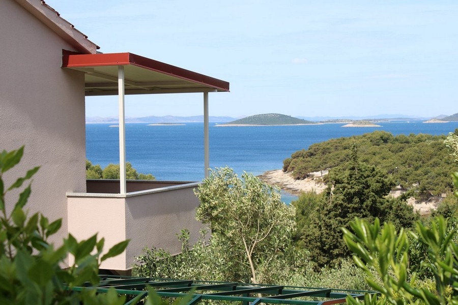 Blick von der Terrasse auf das Meer, Haus mit Meerblick, Insel Murter