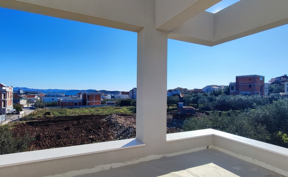 Villa mit Meerblick in Dalmatien, Vodice, moderne Villa mit Pool und Liegestühlen