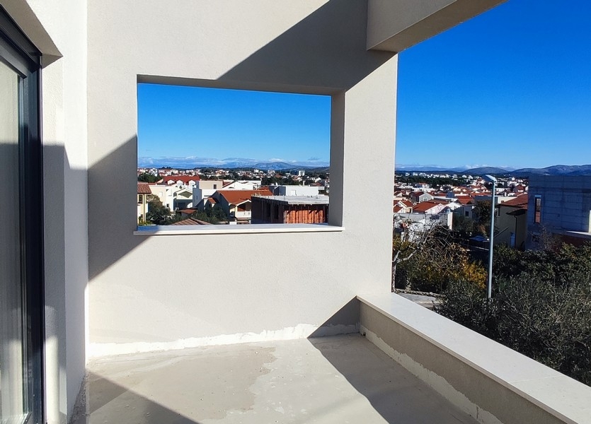 Villa mit Pool in Dalmatien, moderne Villa in Vodice mit großer Terrasse und Bäumen