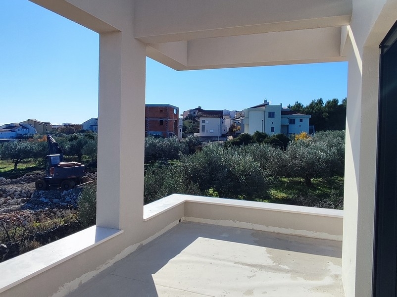 Immobilien in Kroatien, Vodice, Vorderansicht der modernen Villa mit Parkplatz
