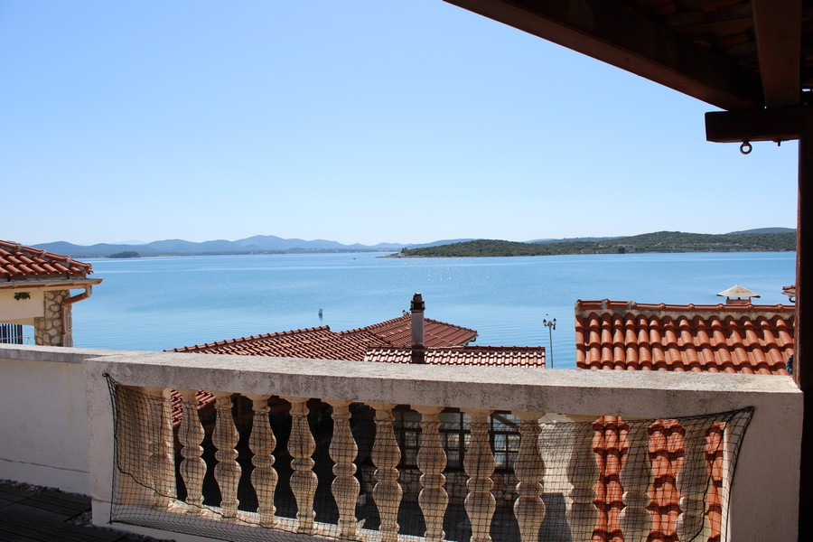 Haus mit schönem Meerblick von der Dachterrasse zum Verkauf in Kroatien auf der Insel Murter.