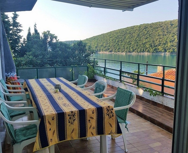 Immobilien Kroatien, Mehrfamilienhaus direkt am Meer - Panorama Scouting H3024: Eine Terrasse mit Esstisch und Stühlen bietet einen wunderschönen Blick auf das Meer