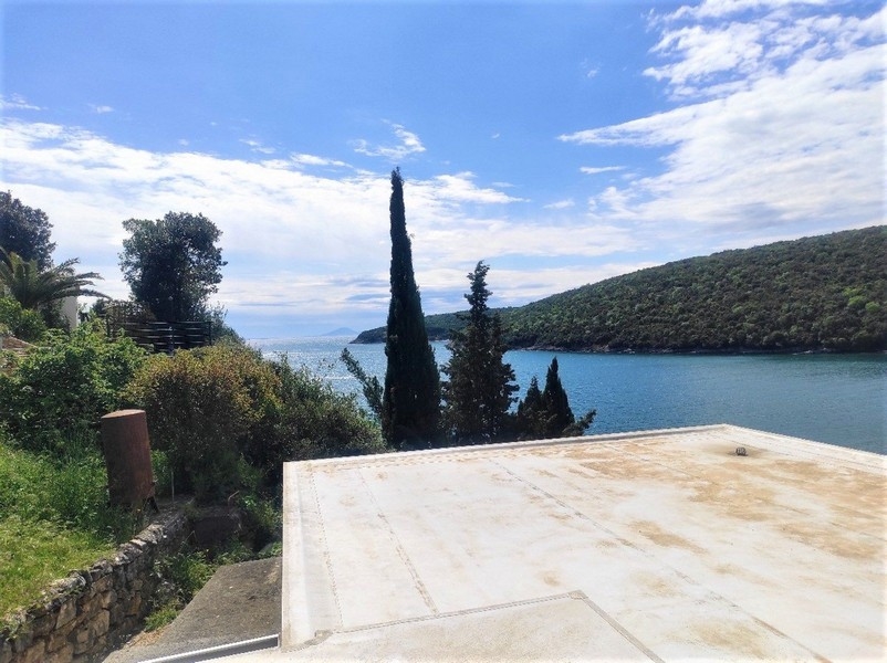 Immobilien Kroatien, Mehrfamilienhaus direkt am Meer - Panorama Scouting H3024: Eine weite Aussicht auf das Meer und die umliegenden Hügel von einem höher gelegenen Punkt