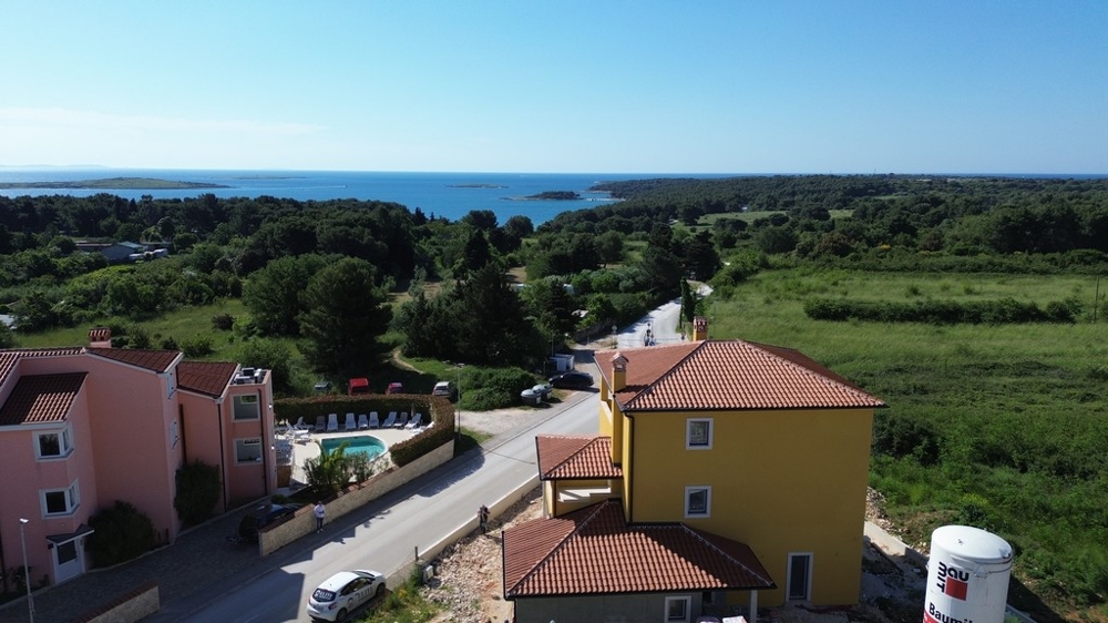Immobilien Kroatien, Villa mit Pool in Medulin kaufen. Panoramablick auf die Küstenlandschaft und die umliegenden Grünflächen