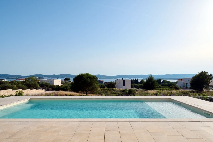 Swimmingpool mit schönem Meerblick der Immobilie H3040 in Kroatien.
