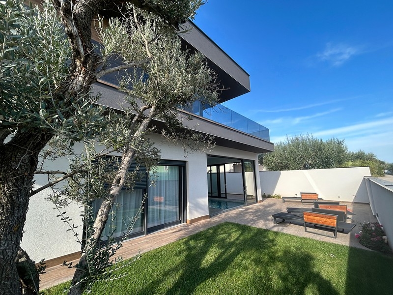  Immobilien Kroatien, Haus kaufen Kroatien - Panorama Scouting, Villa mit Terrasse und Garten, umgeben von Pinien