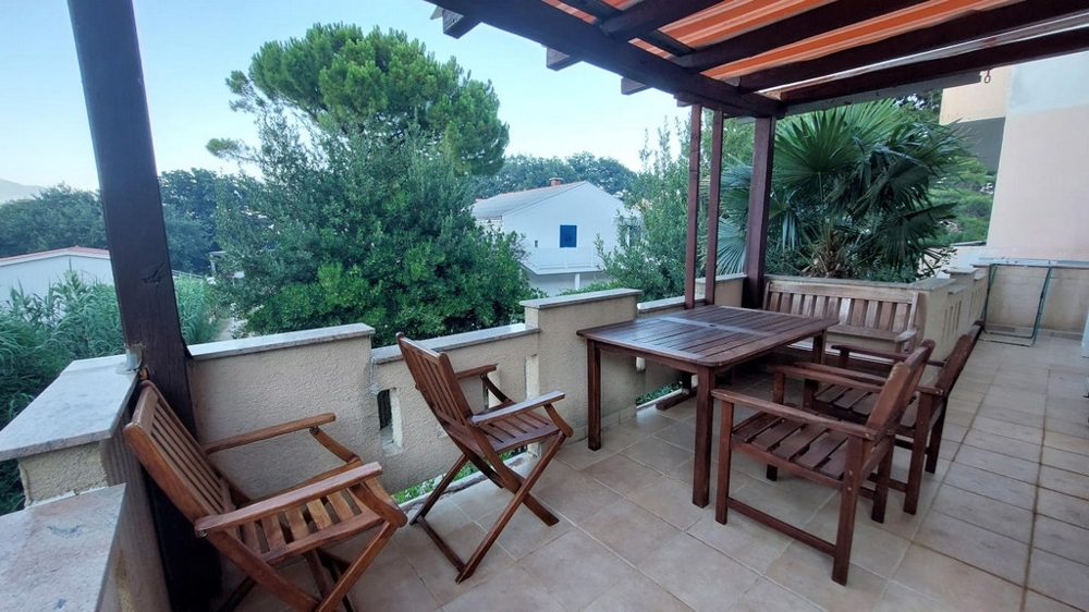 Terrasse mit Blick ins Grüne des Hauses H3044, das in Kroatien auf der Insel Pag verkauft wird. 