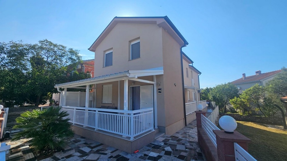 Freistehendes Haus in Kroatien zum Verkauf, Seitenansicht mit großer Veranda und umliegendem Garten.