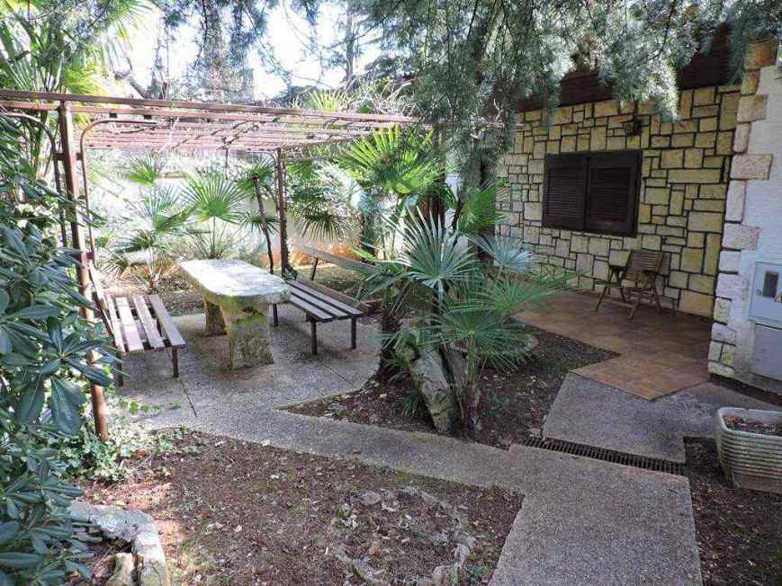 Istrien, Novigrad Bungalow am Meer mit großem Garten.
