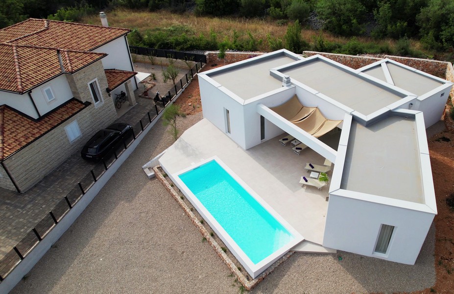 Moderne, einstöckige Villa kaufen mit Pool und Meerblick.