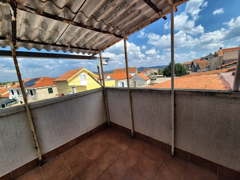 Terrasse der Immobilie H3401 zur Renovierung in Kroatien.