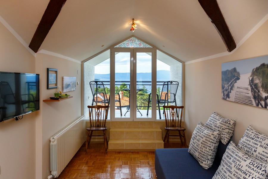 Zimmer mit schöner Terrasse und Blick auf das Meer - Immobilie H3404 in Malinska, Kroatien.