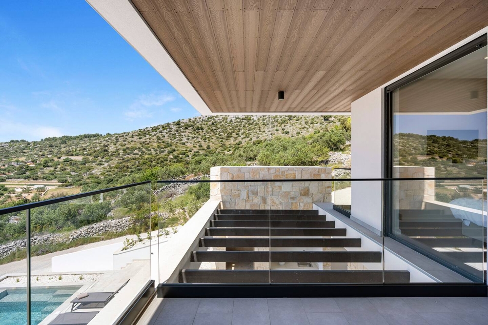 Moderne Terrasse mit Poolblick