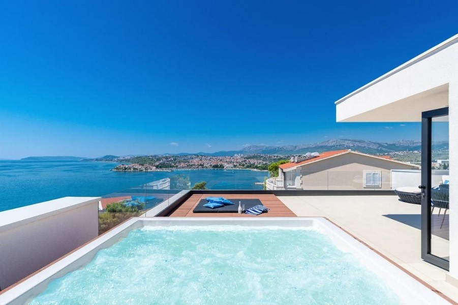 Außergewöhnlicher Panorama-Meerblick und der Jacuzzi auf der Dachterrasse.