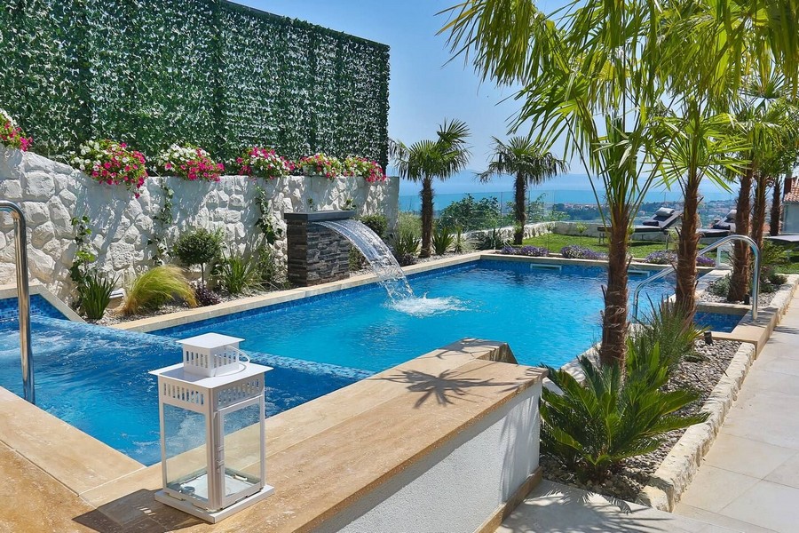 Swimmingpool und Meerblick der Luxusimmobilie H3515 in Split, Kroatien - Panorama Scouting.