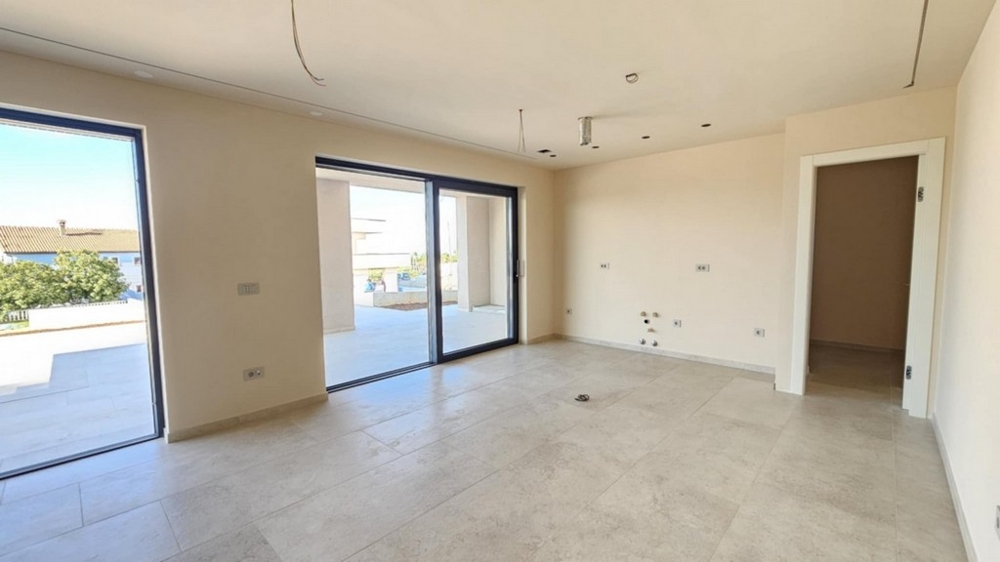 Offener Wohn- und Kochbereich mit Zugang zur Terrasse, Villa in Porec
