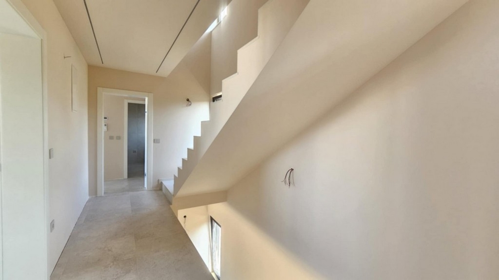 Treppe und Flur im Obergeschoss der Neubauvilla in Istrien
