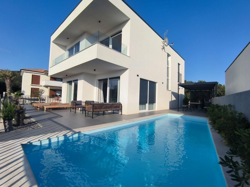 Moderne Villa mit Pool zum Kauf in Smrika, Kroatien - Panorama Scouting.