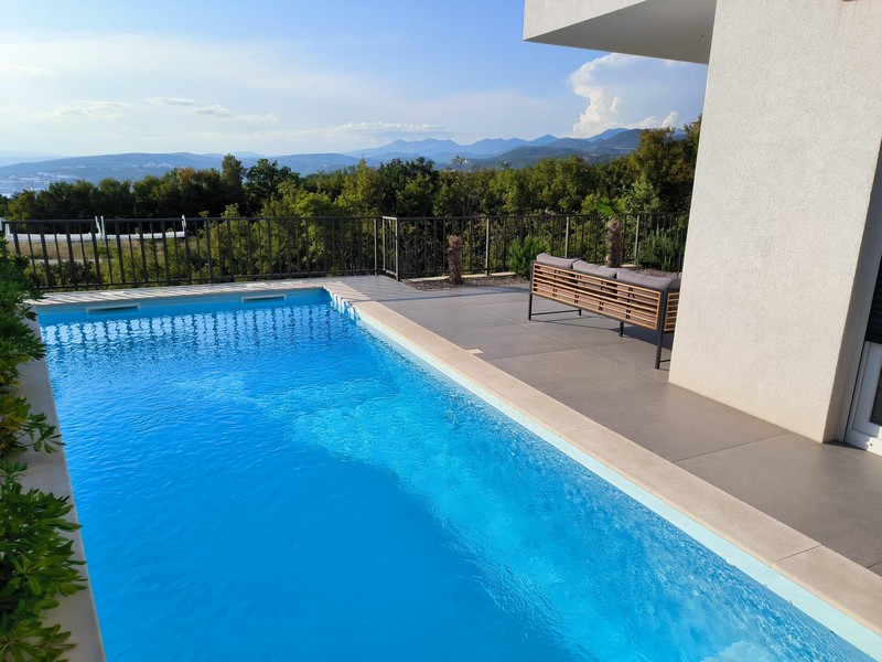 Swimmingpool und Meerblick der Villa H3546 in Kroatien - Panorama Scouting.