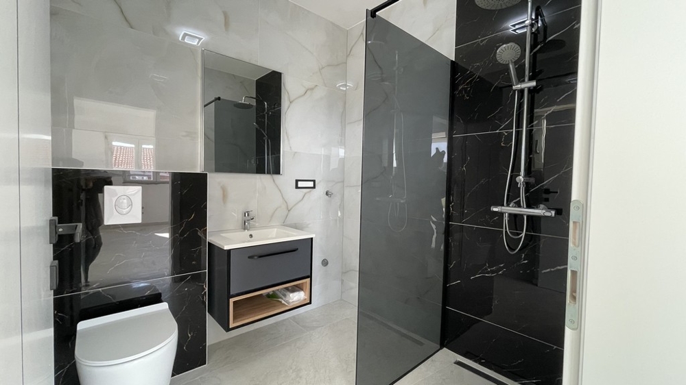 Modernes Badezimmer mit ebenerdiger Dusche