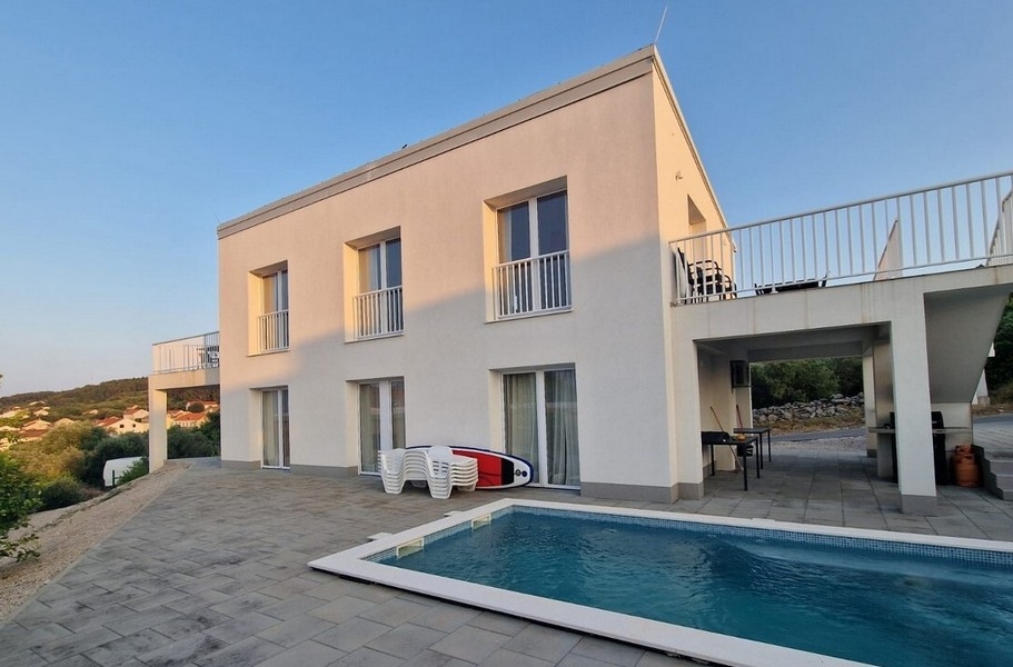 Modernes Haus mit Pool und Meerblick kaufen auf der Insel Korcula in Kroatien.