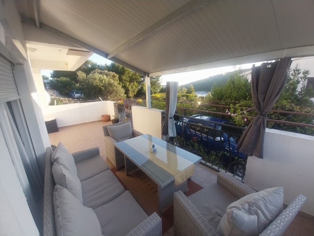 Überdachte Terrasse der Immobilie H3631 in Rogoznica, Kroatien - Panorama Scouting.
