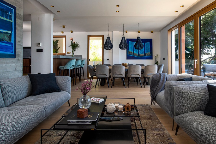 Modernes Wohnzimmer mit Essbereich und bodentiefen Fenstern