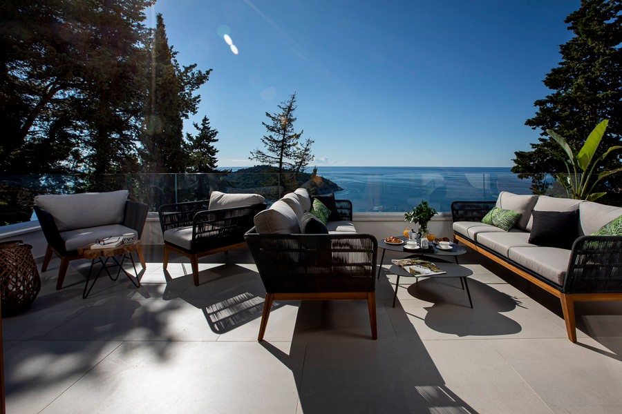 Terrasse mit Sitzmöbeln und Meerblick