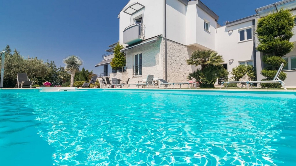 Villa mit großem Swimmingpool zum Kauf in Kroatien - Panorama Scouting.