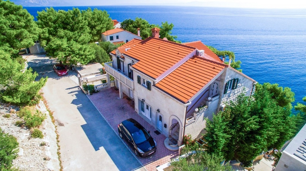 Villa auf Brac direkt am Meer mit Einfahrt und Stellplatz